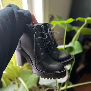 Dr. Martens Averil Boots